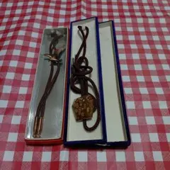 花柄飾り付きブラウンループタイ