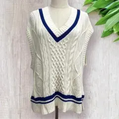 vネックニット