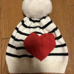 赤いハート刺繍のニット帽