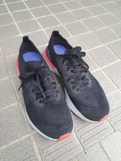 黒のメッシュランニングシューズ