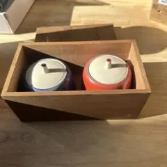赤と青の陶器製蓋付き容器セット
