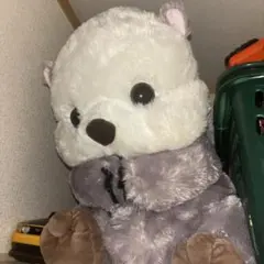 大きめの白と紫のクマのぬいぐるみ