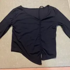 黒い長袖Vネックトップス