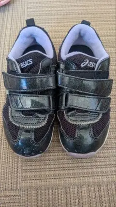 ASICS ブラック ベルト付きスニーカー