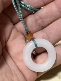 白翡翠ペンダント