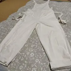 サマンサモスモスの生成りサロペットパンツ