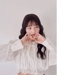 リボン付きホワイトクロップドシャツ