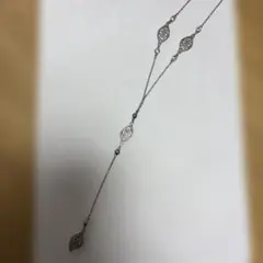 新品 シルバーカラー ロングネックレス 透かし彫りモチーフ
