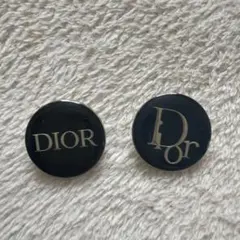 Dior ロゴ入りバッジ