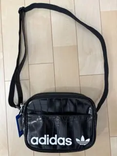 【新品】アディダス　Adidas エア ライナー ショルダーバッグ　黒のサムネイル