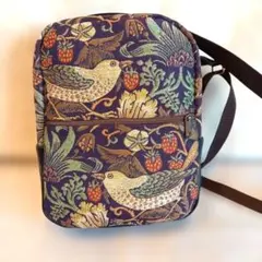 ショルダーバッグ　ワンショルダー　紐の長さ約100cm　いちご泥棒　ハンドメイド