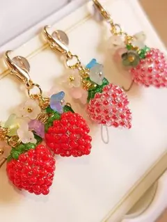 307 小粒 ぷっくり可愛い 苺チャーム ハンドメイドチャーム 4個 ゴールド