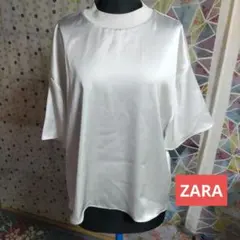 ZARA　半袖 ブラウス ホワイト 光沢サテン素材のサムネイル