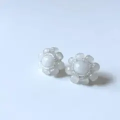 乳白色のヴィンテージビーズのピアス
