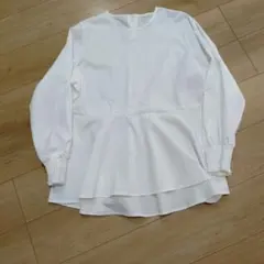 ホワイトフレアブラウス 長袖 シャーリング　襟　リボンつき
