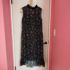 黒地に赤い花柄ノースリーブロングワンピース　ロングペチコート付