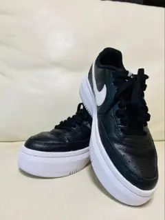 NIKE コートビジョンアルタ　レディーススニーカー24.5cm 厚底スニーカー