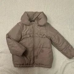 フリル付きベージュ中綿コート