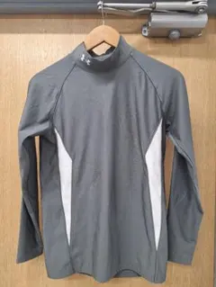 Under Armour グレー ハイネック長袖シャツ