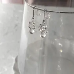 No1090とても小さい透明ガラスドロップ花ピアス　316L