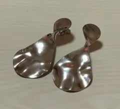 シルバー　流線型　イヤリング