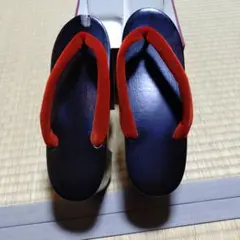 伝統的な黒と赤の木製下駄