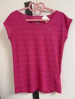 Nike ピンク ストライプ VネックTシャツ