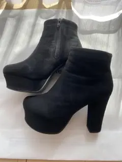ブラック　スエード　ショートブーツ　ヒール　厚底 ファスナー付き　22.5センチ