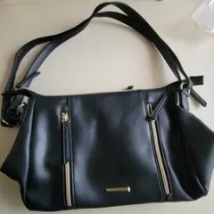 黒バッグ 金金具