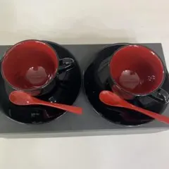黒と赤のカップ・ソーサーセット花ぬり