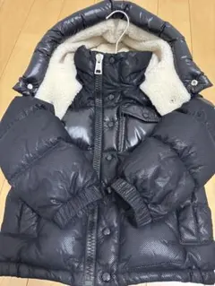 MONCLER フード付き黒ダウンジャケット　104cm