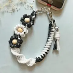 【ハンドメイド】パラコード お花のハンドストラップ｜スマホストラップ　白 黒
