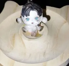 座っているフィギュア