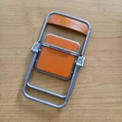 オレンジの折りたたみ式ミニチュア椅子 ミニチュア パイプ椅子