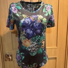花柄 半袖VネックTシャツ