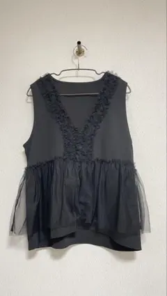 オーガンジーフリル前ボタン　ベスト