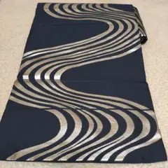 紺色の地に銀色の波模様（観世水）がデザインされた名古屋帯