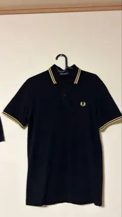 FRED PERRY ポロシャツ 黒×ゴールド　サイズ36のサムネイル