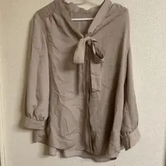 ベージュ リボン付き 七分袖ブラウス