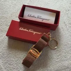 Salvatore Ferragamo ヴァラ キーリング ブラウン