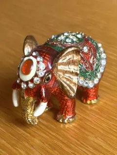 NOVICA タイ漆芸作家作品 若いタイの象 木製漆塗置物 タイ工芸品 