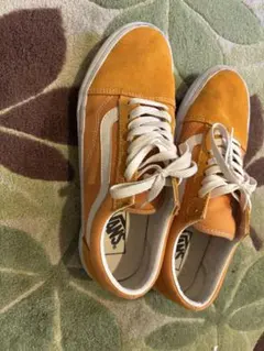 オレンジ スニーカー