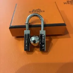 HERMES 2004 チャーム カデナ VIVE L'IDEE! ゴールド 箱 - メルカリ