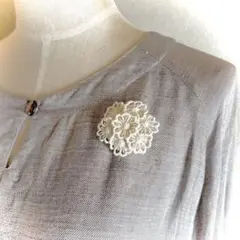 お花いっぱいレースのブローチ。ベージュ。