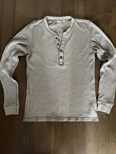 ユニクロ　ヘンリーネック長袖カーキS