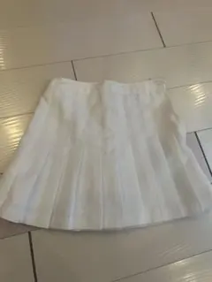 白・プリーツスカート