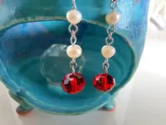 小粒淡水パールと赤のスワロフスキーのピアス(ステンレス316L)