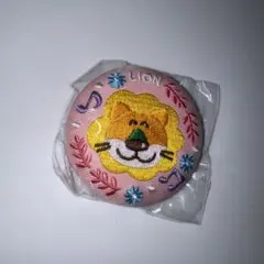 たべっ子どうぶつ　刺繍缶バッチにこにこver　ライオンのサムネイル