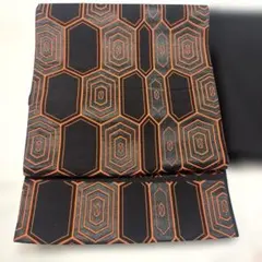 黒地 オレンジ 幾何学模様のサムネイル