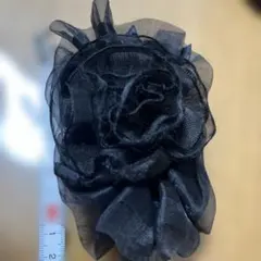 黒い花モチーフのバンスクリップ